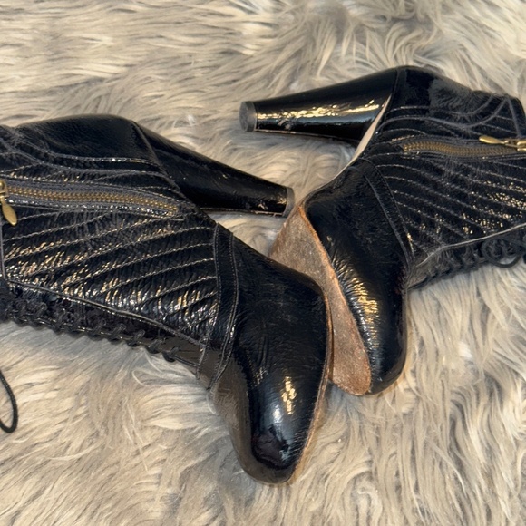 Cynthia Vincent Patent Leather Embossed Platform Heel Booties Size 7.5 - Picture 4 of 12
